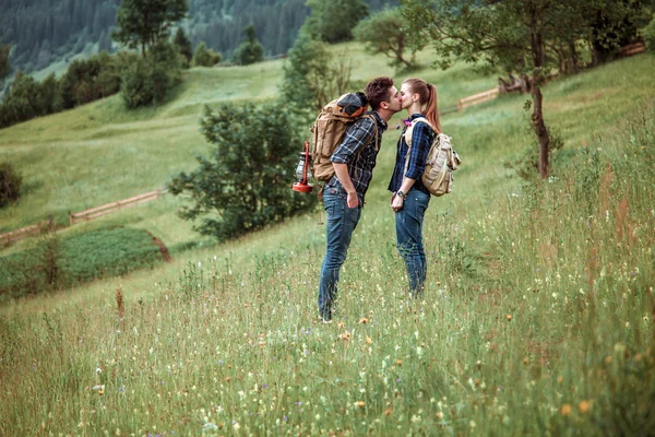 Een paar wandelaars wandelen met rugzakken — Stockfoto