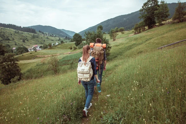 Un par de excursionistas Senderismo con mochilas —  Fotos de Stock