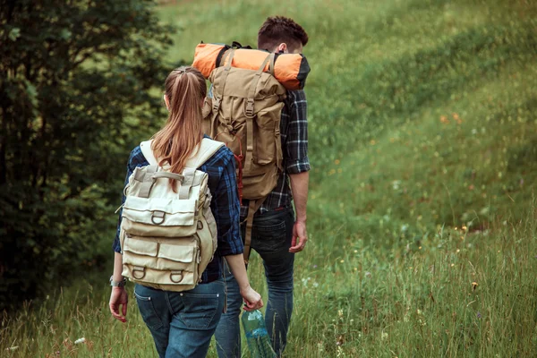 Bir kaç yürüyüşçü sırt çantaları ile Hiking — Stok fotoğraf