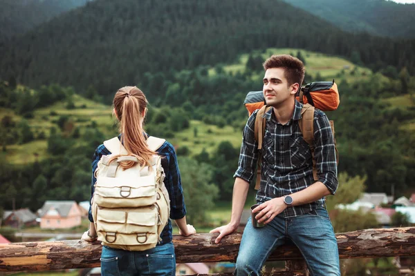 Un par de excursionistas Senderismo con mochilas —  Fotos de Stock