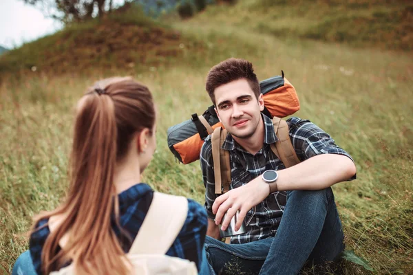 A couple hikers Hiking with backpacks — Stock Photo, Image
