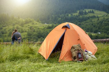 Bir kaç yürüyüşçü sırt çantaları ile Hiking