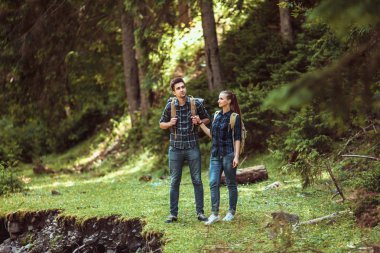 Bir kaç yürüyüşçü sırt çantaları ile Hiking