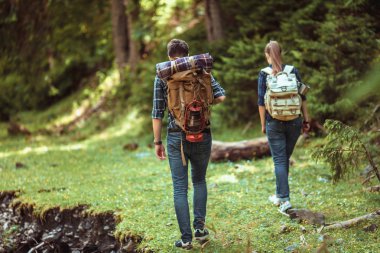 Bir kaç yürüyüşçü sırt çantaları ile Hiking
