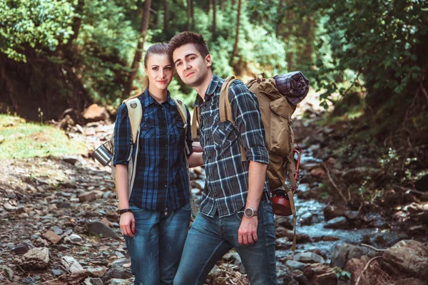 Um casal caminhantes Caminhadas com mochilas — Fotografia de Stock