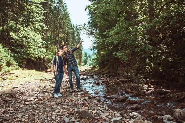 Een paar wandelaars wandelen met rugzakken — Stockfoto