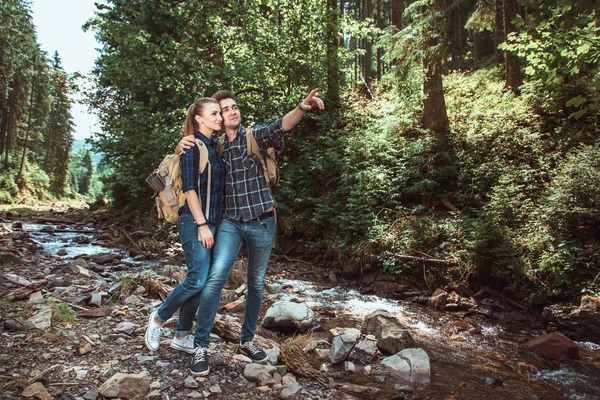 Een paar wandelaars wandelen met rugzakken — Stockfoto