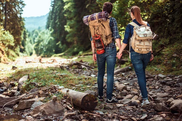 Een paar wandelaars wandelen met rugzakken — Stockfoto