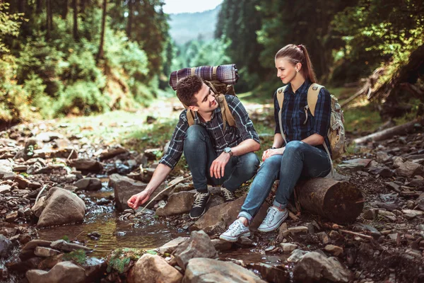 Bir kaç yürüyüşçü sırt çantaları ile Hiking — Stok fotoğraf