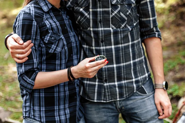 A couple hikers Hiking with backpacks — Stock Photo, Image