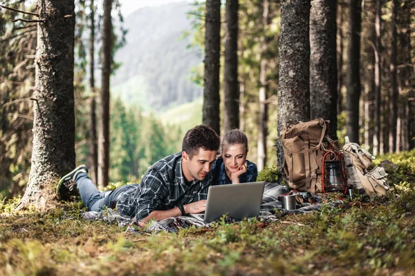 A couple hikers Hiking with backpacks — Stock Photo, Image