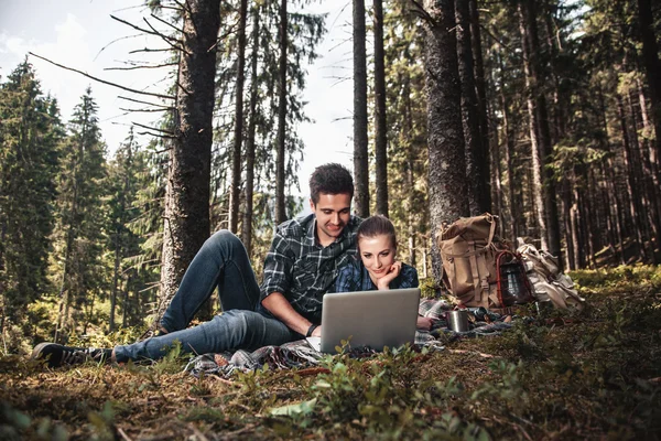 Um casal caminhantes Caminhadas com mochilas — Fotografia de Stock