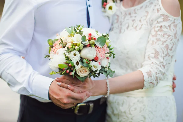 Vacker och originell bukett blommor i händerna på flickorna — Stockfoto