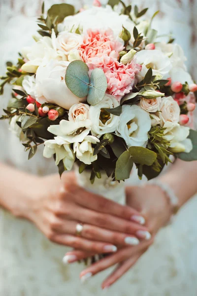 Hermoso y original ramo de flores en las manos de las niñas — Foto de Stock