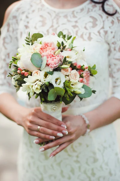 Hermoso y original ramo de flores en las manos de las niñas — Foto de Stock