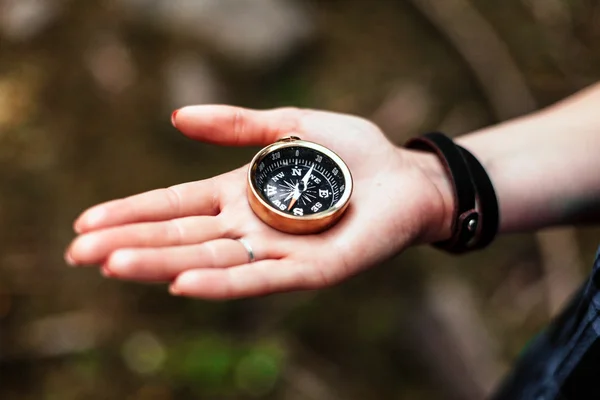 Man met een kompas. Het concept van navigatie, vrije tijd. — Stockfoto
