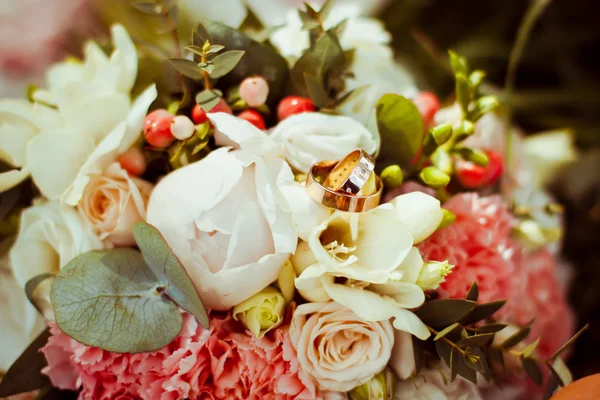 Belos anéis de noivado jazem no buquê de casamento original de flores — Fotografia de Stock