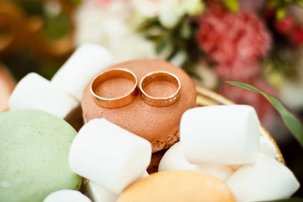 Hermoso anillo de compromiso con malvaviscos y galletas — Foto de Stock