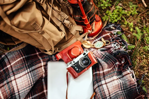 Conjunto de viagem, cobertor são bússola vintage, câmera, cantina e uma lanterna — Fotografia de Stock