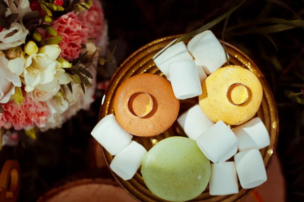 Hermoso anillo de compromiso con malvaviscos y galletas — Foto de Stock