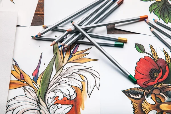 Hermoso boceto dibujar flores con lápices de colores que yacen en el fondo de madera vieja — Foto de Stock