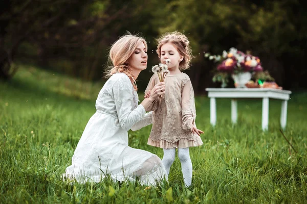 Una madre y un niño abrazándose y divirtiéndose en la naturaleza — Foto de Stock