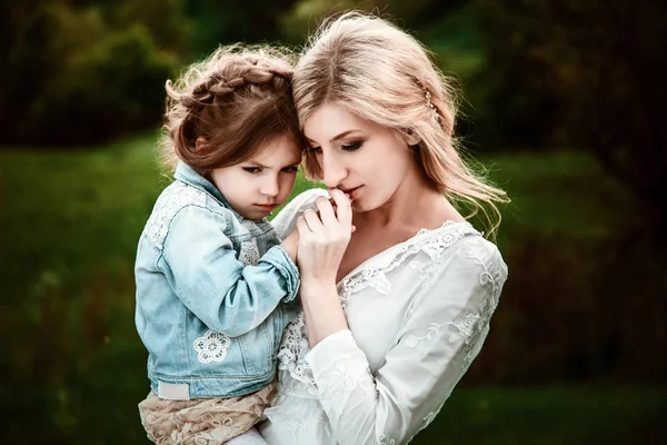 Una madre y un niño abrazándose y divirtiéndose en la naturaleza — Foto de Stock