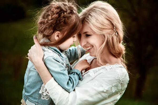 Uma mãe e um filho abraçando e se divertindo na natureza — Fotografia de Stock