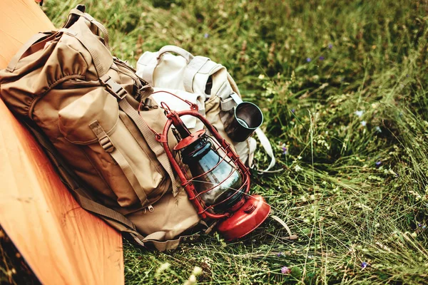 Cestovní sada, přikrývky jsou vinobraní kompas, fotoaparát, kantýna a baterku — Stock fotografie