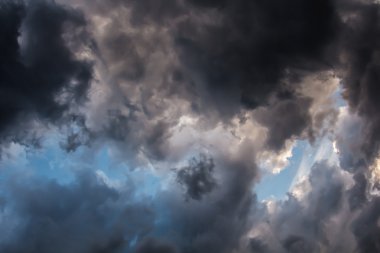 Güzel fırtına gökyüzü kara bulutlar ile kıyamet