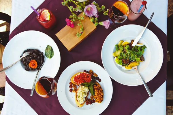 Uma bela mesa decorada no restaurante com deliciosos pratos. O conceito de um jantar romântico para os amantes — Fotografia de Stock