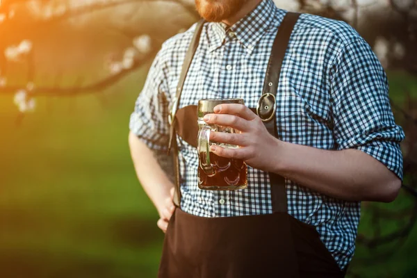 新鮮な醸造ビールを味わう幸せな笑顔の男 — ストック写真