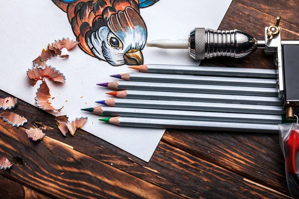 Belo desenho esboço com lápis de cor deitado no fundo de madeira velha — Fotografia de Stock