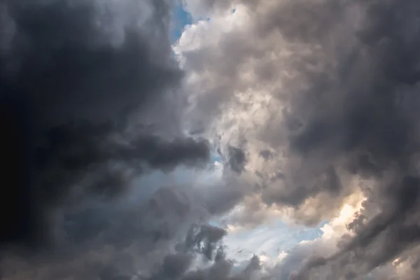 Прекрасное грозовое небо с темными облаками, апокалипсис — стоковое фото
