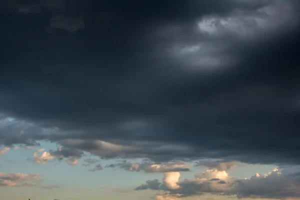 Céu de tempestade bonita com nuvens escuras, apocalipse — Fotografia de Stock