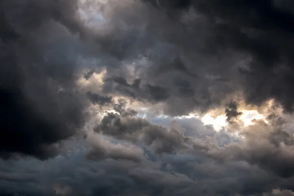 Όμορφη θύελλα ουρανό με μαύρα σύννεφα, αποκάλυψη — Φωτογραφία Αρχείου