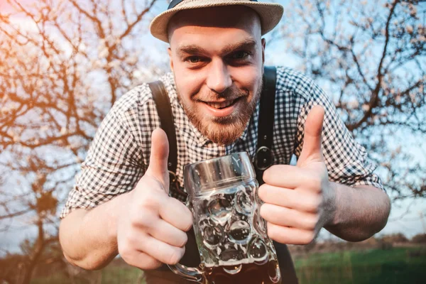 Feliz sorrindo homem degustando cerveja fresca — Fotografia de Stock