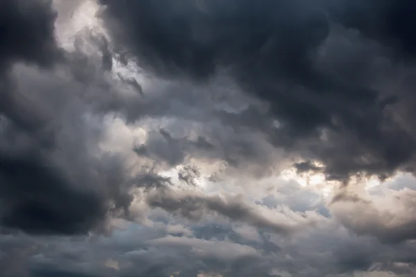 검은 구름이 하늘에 아름 다운 폭풍 종말 — 스톡 사진