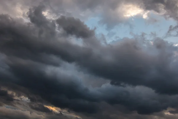 Όμορφη θύελλα ουρανό με μαύρα σύννεφα, αποκάλυψη — Φωτογραφία Αρχείου