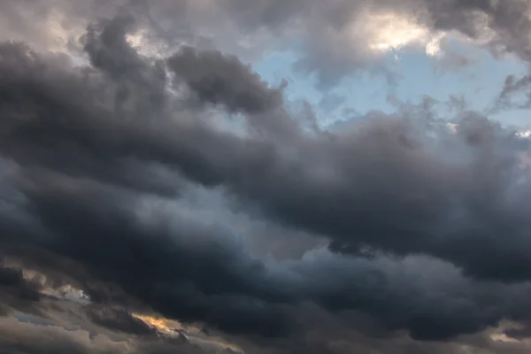 Céu de tempestade bonita com nuvens escuras, apocalipse — Fotografia de Stock