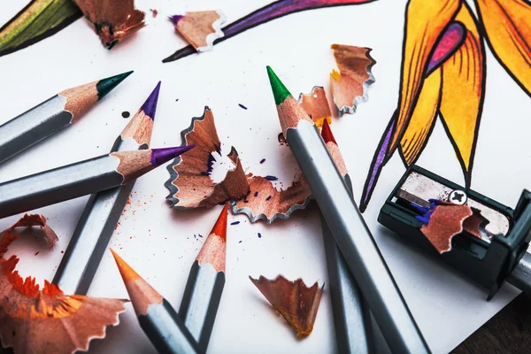 Bel disegno schizzo con matite colorate sdraiato su vecchio sfondo di legno — Foto Stock