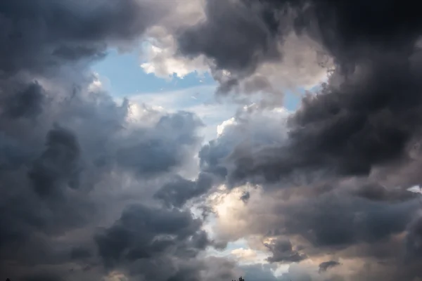 Céu de tempestade bonita com nuvens escuras, apocalipse — Fotografia de Stock