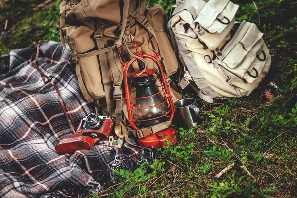 Juego de viaje, manta son brújula vintage, cámara, cantimplora y una linterna — Foto de Stock