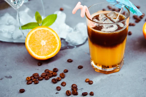 Φρέσκο κοκτέιλ με πορτοκάλι, μέντα και πάγο και καφέ. Αλκοολούχα, μη αλκοολούχο ποτό-ποτό — Φωτογραφία Αρχείου