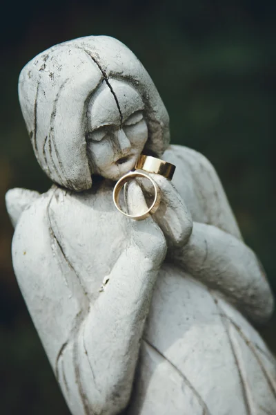 Elegante par de anel de casamento dourado na velha mulher estátuas, conceito de tempo — Fotografia de Stock