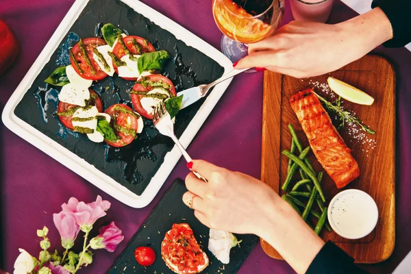 Una hermosa mesa decorada en el restaurante con deliciosos platos. El concepto de una cena romántica para los amantes — Foto de Stock