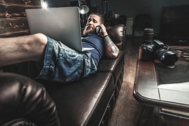 Onun ofisinde çalışan adam 