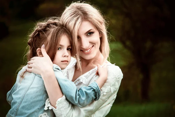 Uma mãe e um filho na natureza . — Fotografia de Stock