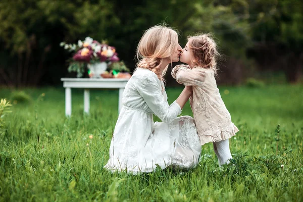 Uma mãe e um filho na natureza . — Fotografia de Stock