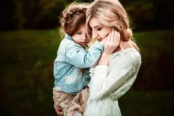 Een moeder en kind in de natuur. — Stockfoto